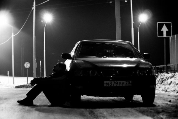 Ночью возле машины