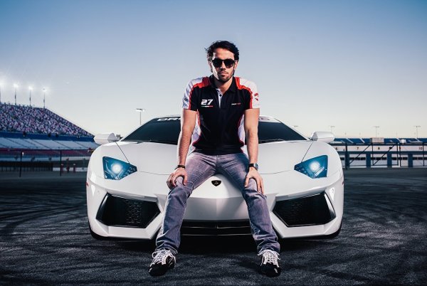 Парень на крутой тачке