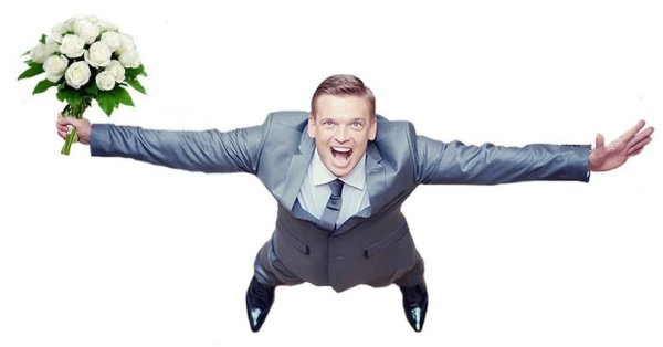 Мужчина бежит с цветами