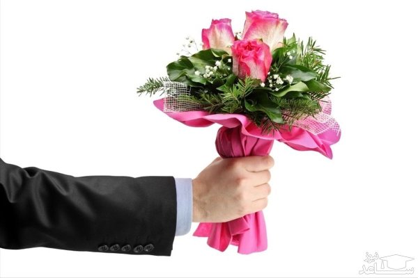 Букет цветов в мужских руках