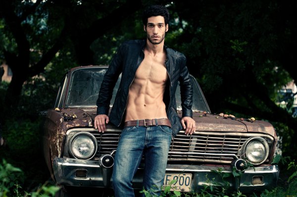 Мужчина возле машины