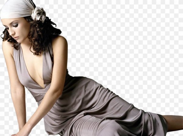 Женщина сидит