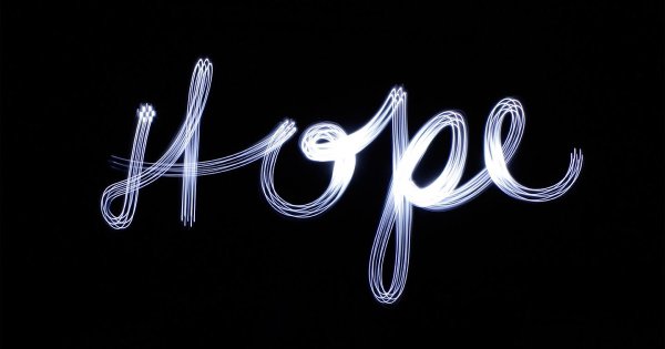 Hope надпись на черном фоне