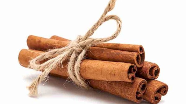 Палочки корицы без фона сбоку
