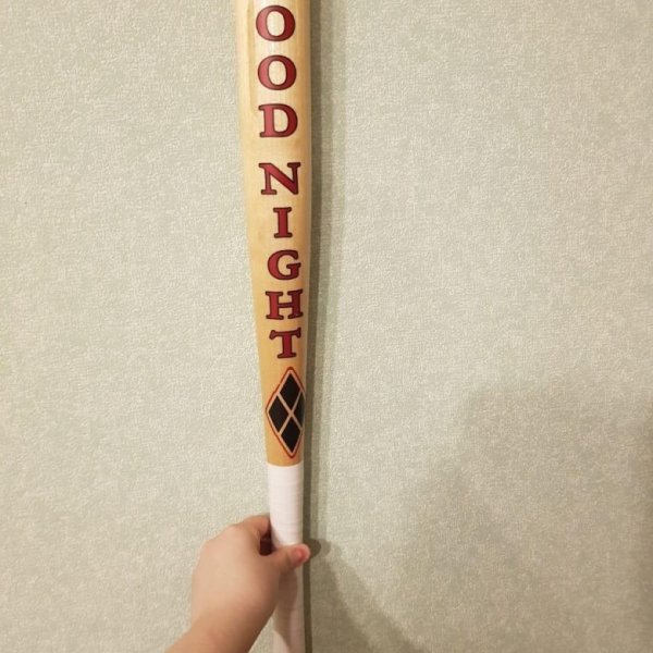 Надпись на бите Харли Квинн