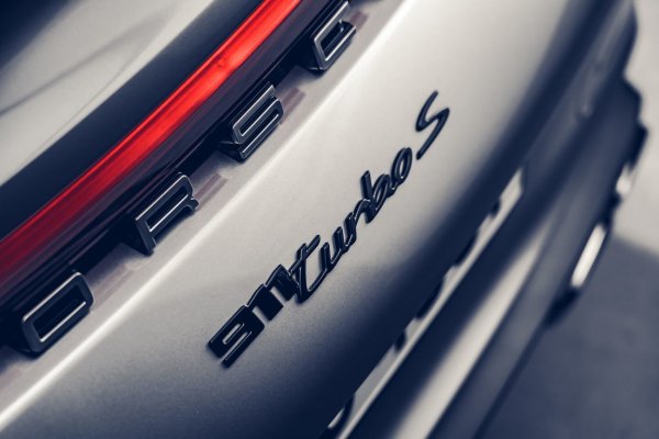 Порше 911 турбо s (надпись)