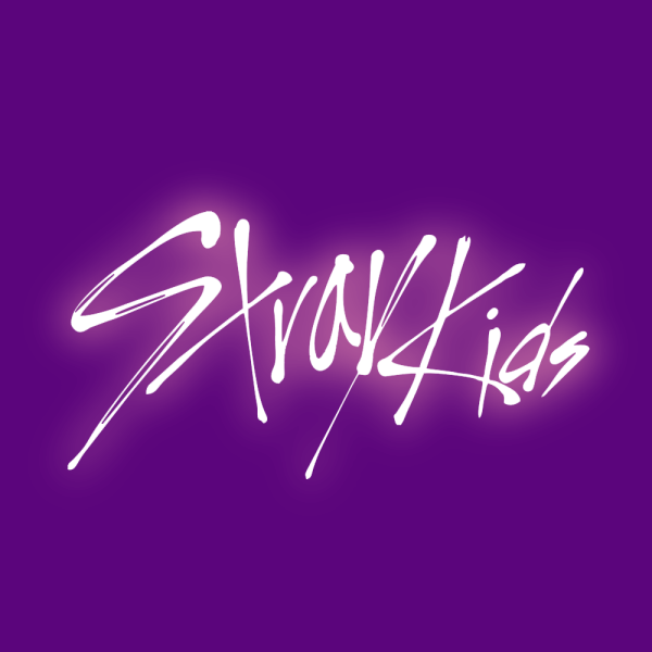 Stray Kids на фиолетовом фоне