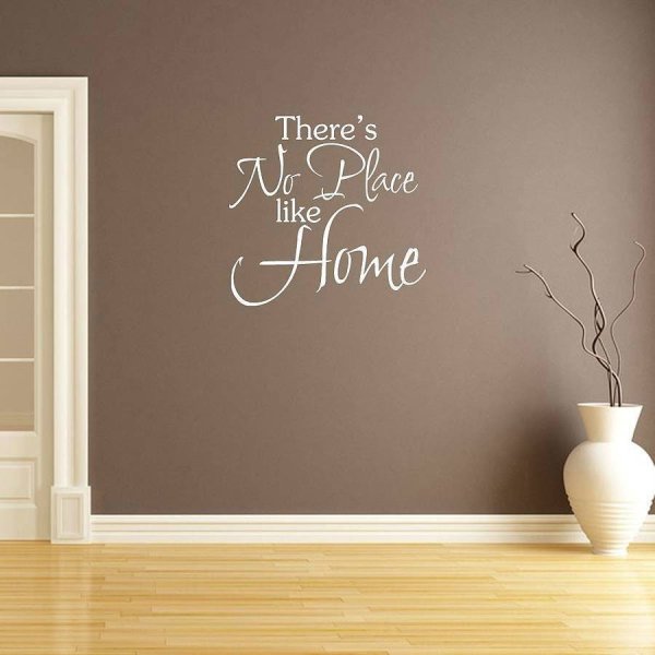 Надписи на стене в интерьере