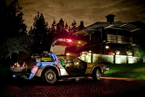 DELOREAN DMC-12 назад в будущее