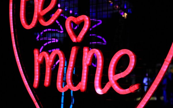 Неоновые надписи в сердечке