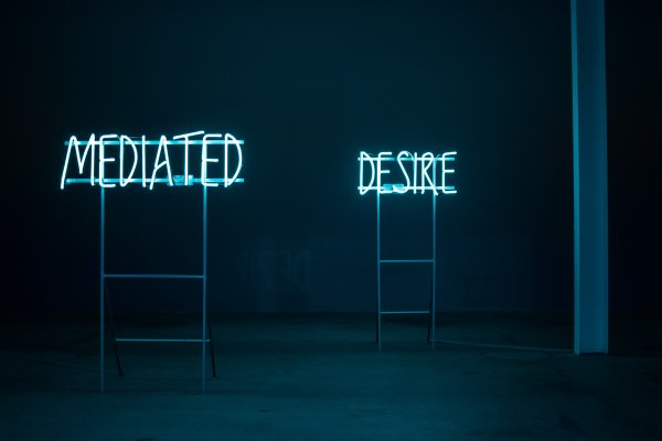 Неоновые надписи на черном фоне