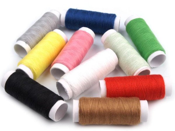 Нитки на белом фоне