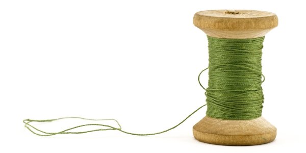 Нитки на белом фоне