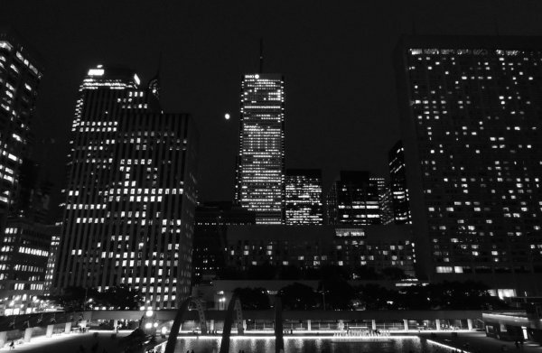 Черный белый город