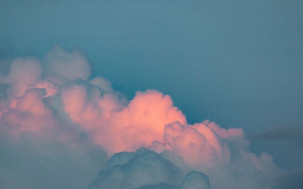 Розовое небо с облаками