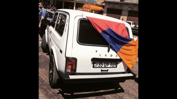 Армянский флаг на машине