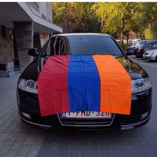 Мерседес с флагом Армении