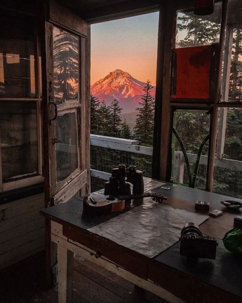 Домик в горах вид из окна