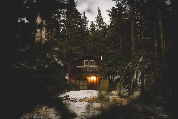 Атмосферные домик в лесу