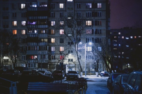Двор многоэтажки ночью