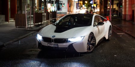 BMW i8 неоновая