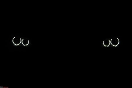 Ангельские глазки БМВ на черном фоне