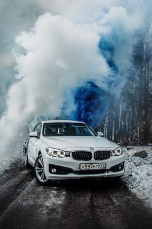 BMW. F30 с дымом