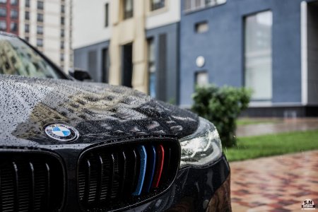 Автомобиль BMW по дождём