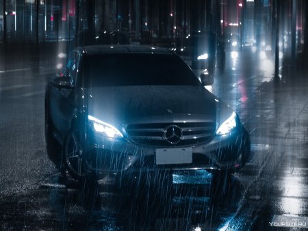 Машина ночью под дождем