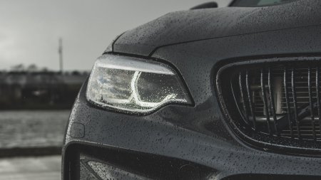 BMW под дождем