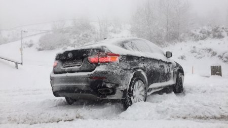 BMW x6 в снегу