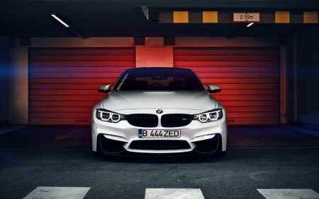 BMW m4 f82 спереди белая