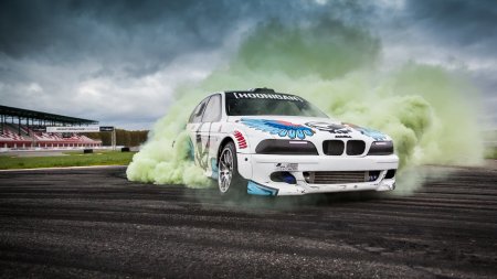 BMW дрифтит m5