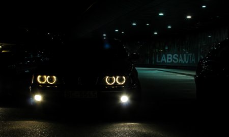 БМВ е39 2001 в темноте