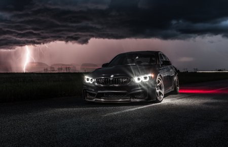 BMW f80 черная ночью