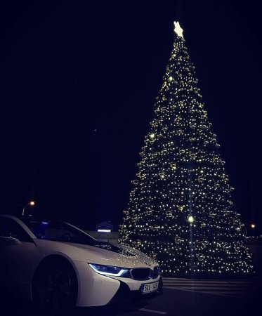 Машина с елкой