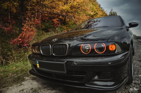 БМВ на фоне осени