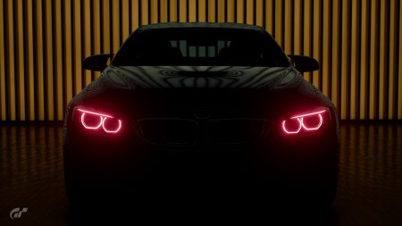 БМВ м5 с красными фарами