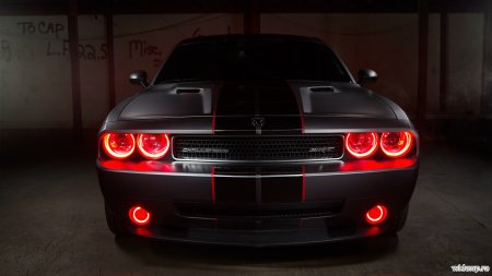 Додж Челленджер с красным вароми