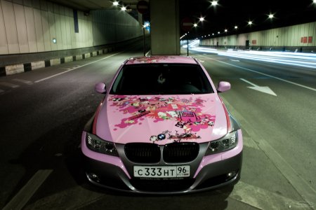 Розовая машина БМВ