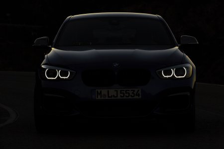 BMW на черном фоне