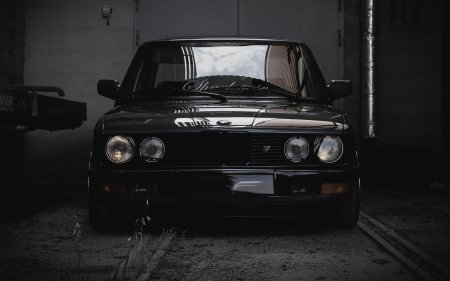 БМВ е28 черная