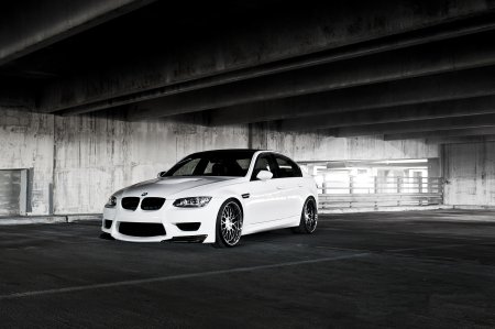 BMW 3 e90 белый с черным