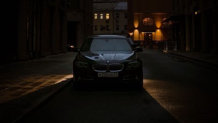 БМВ на улице черная