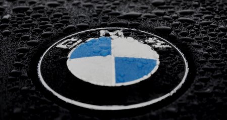 Логотип BMW на черном фоне