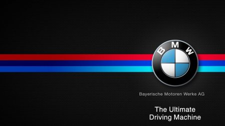 Логотип BMW на черном фоне