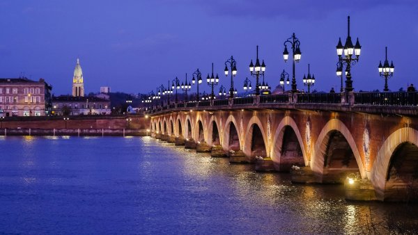 Мост через реку Гаронна в бордо