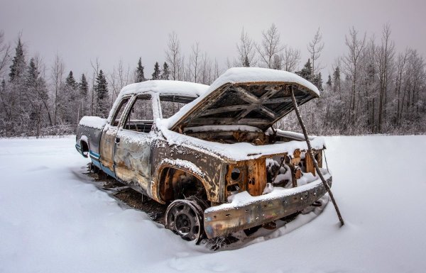Заброшенная машина зима