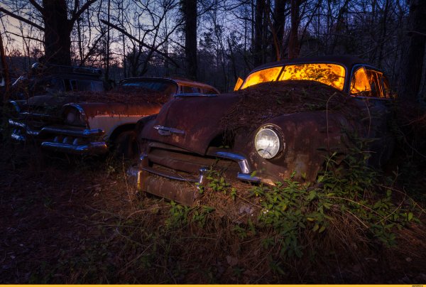 Заброшенная машина на закате