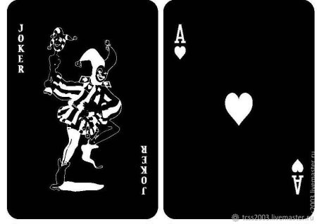 Игральные карты на черном фоне